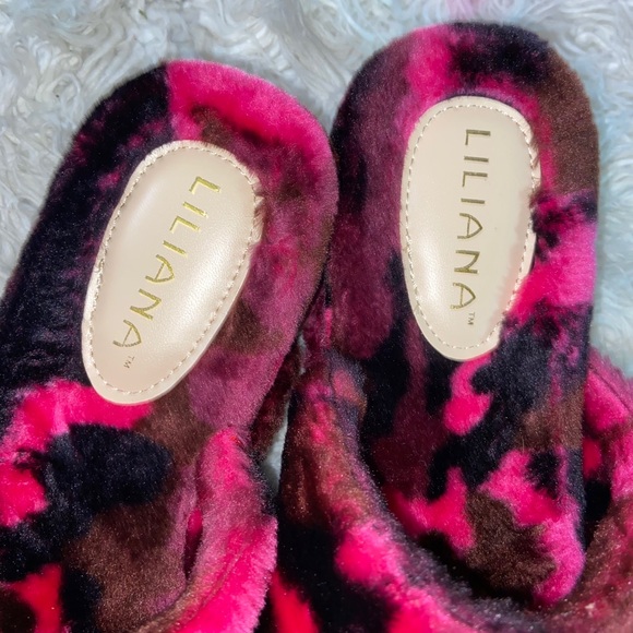 NIB- Fuchsia Camo Faux Fur Platform Slider Sandals - Picture 5 of 9